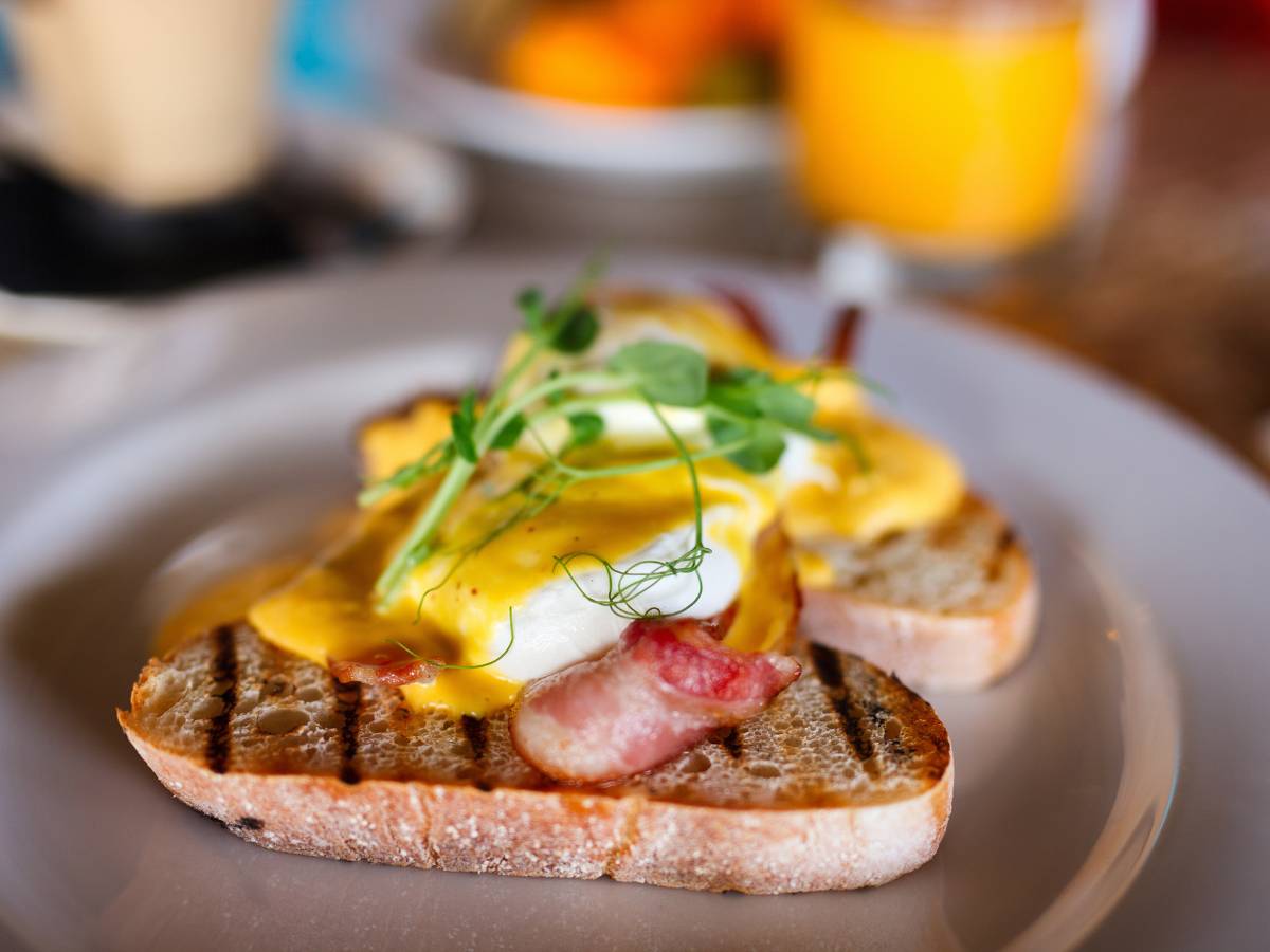 Kanapka z jajkiem w koszulce na razowym chlebie. Obrazek w artykule 5 patentów na pyszne śniadanie, od którego nie przytyjesz