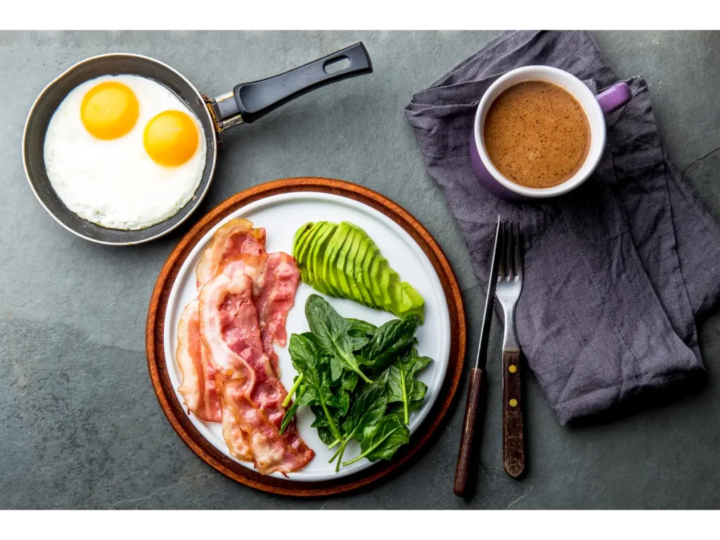Talerze z jajkami, z boczkiem, szpinakiem i awokado. Obrazek w artykule 5 pomysłów na śniadanie keto, które Cię zaskoczą