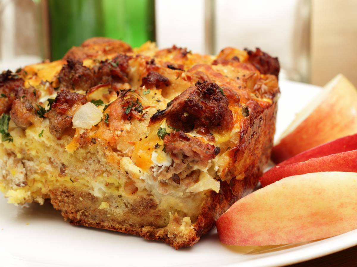 Omlet z kurczakiem. Obrazek w artykule 5 propozycji na śniadanie na słono - dla wielbicieli wytrawnych smaków