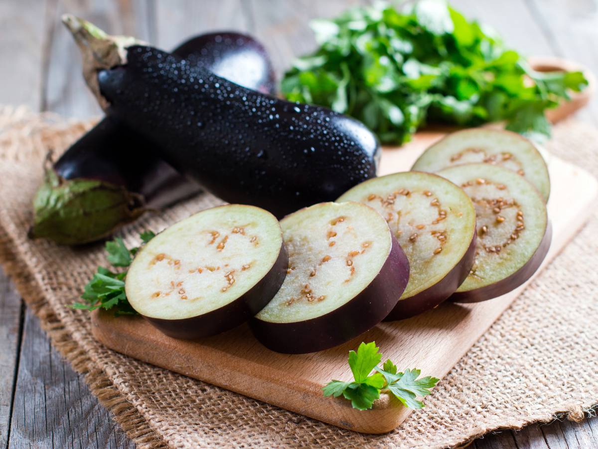 Bakłażan pokrojony na desce.