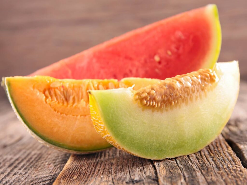 Ćwiartki melona w trzech kolorach.