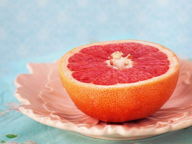 Połówka grejpfruta na talezyku.