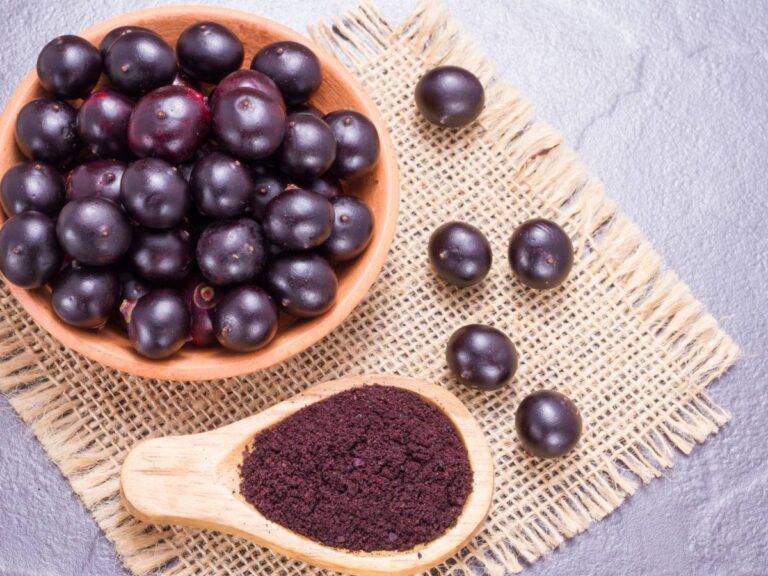 Drewniana miseczka i łyżka z owocami acai.