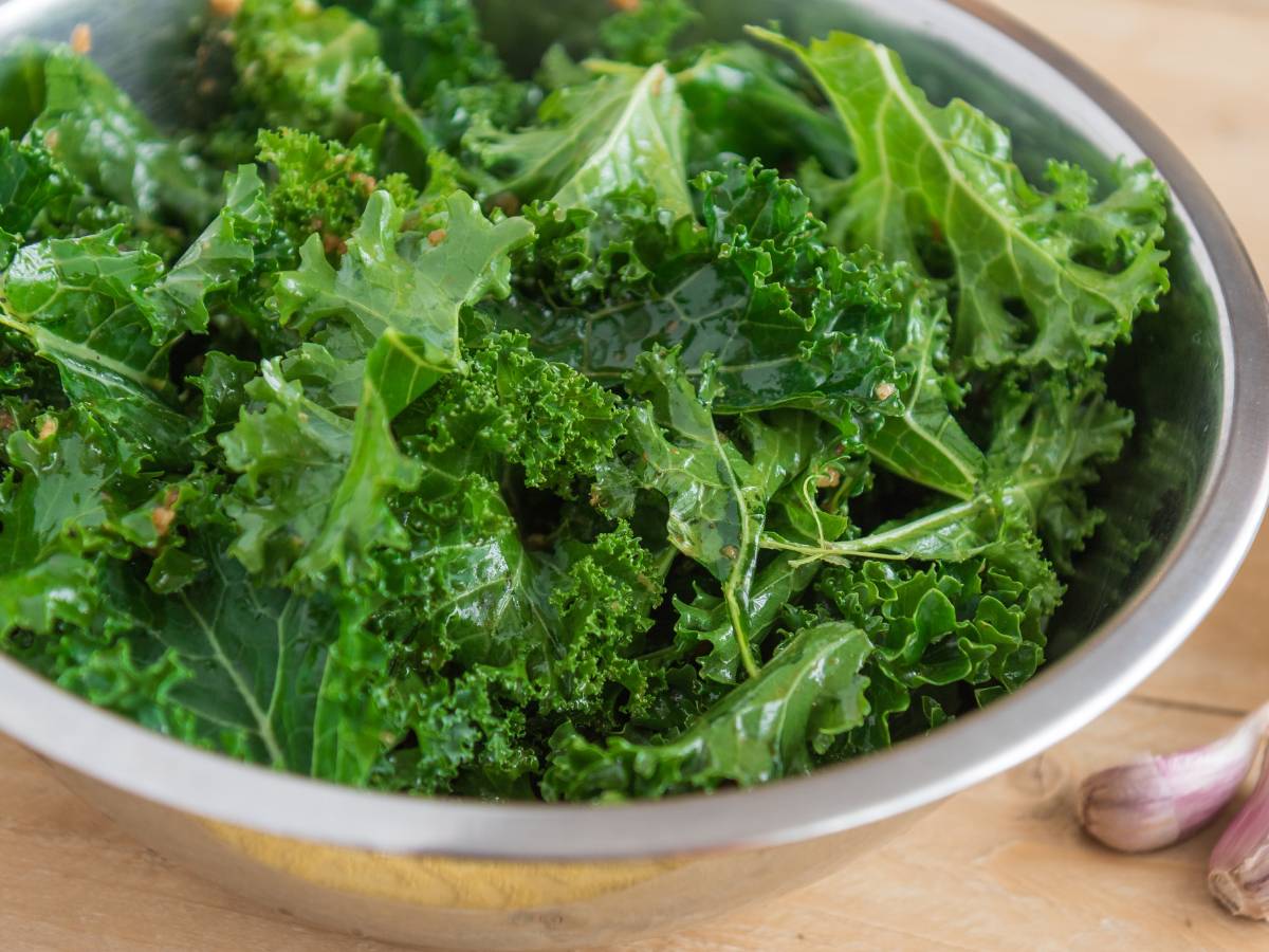 Jarmuż w białej miseczce.