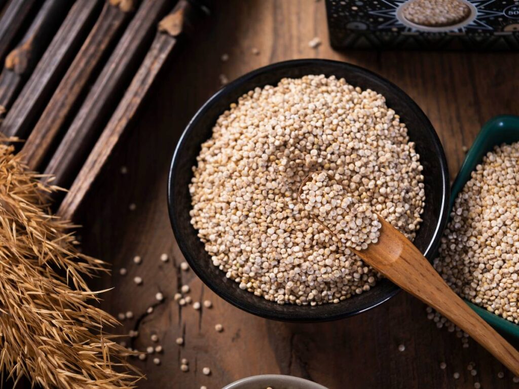 Czarna miseczk komosy ryżowej drewniana łyżka.