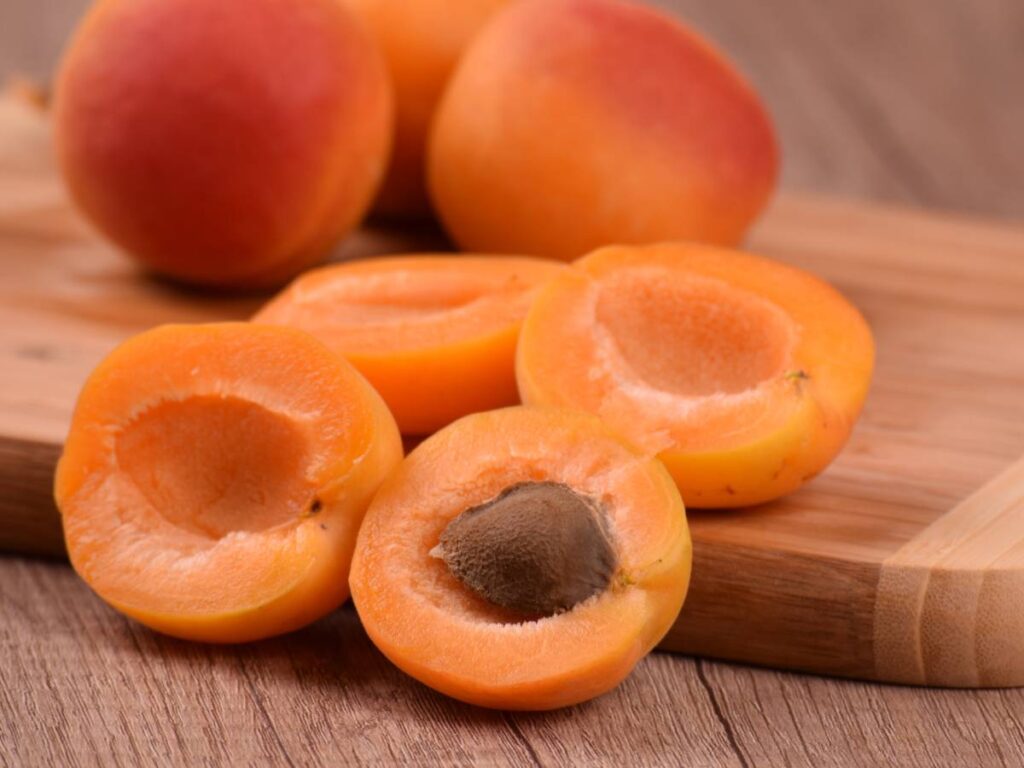 Połówki moreli na desce.