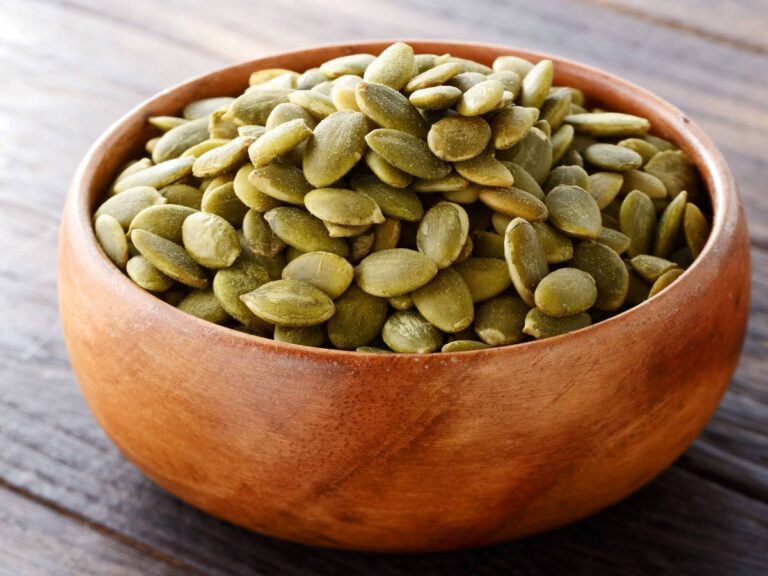 Miska kamienna z nasionami dyni.