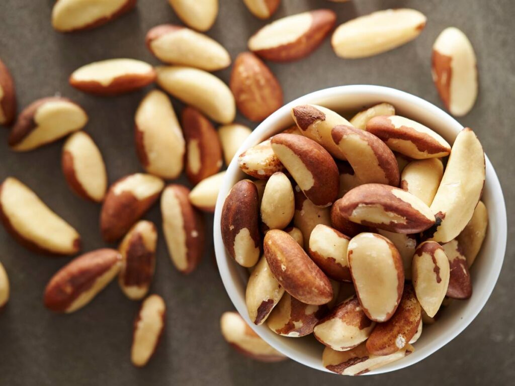 Orzechy brazylijskie łuskane w miseczce.