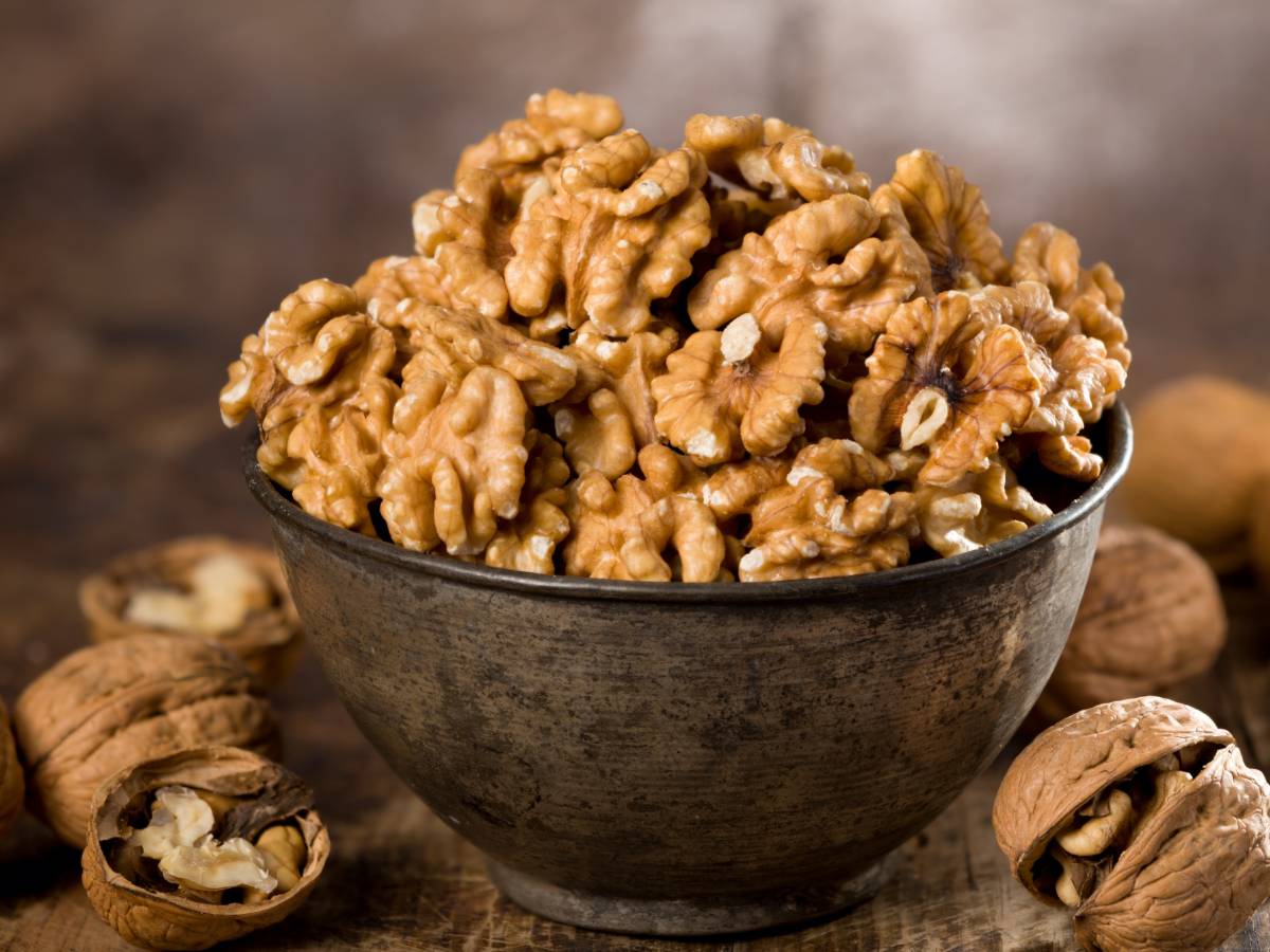 Czarna miseczka z orzechami włoskimi.