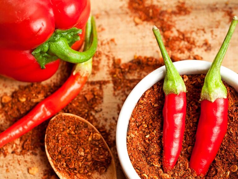 Miseczka z pieprzem cayenne i papryczkami.
