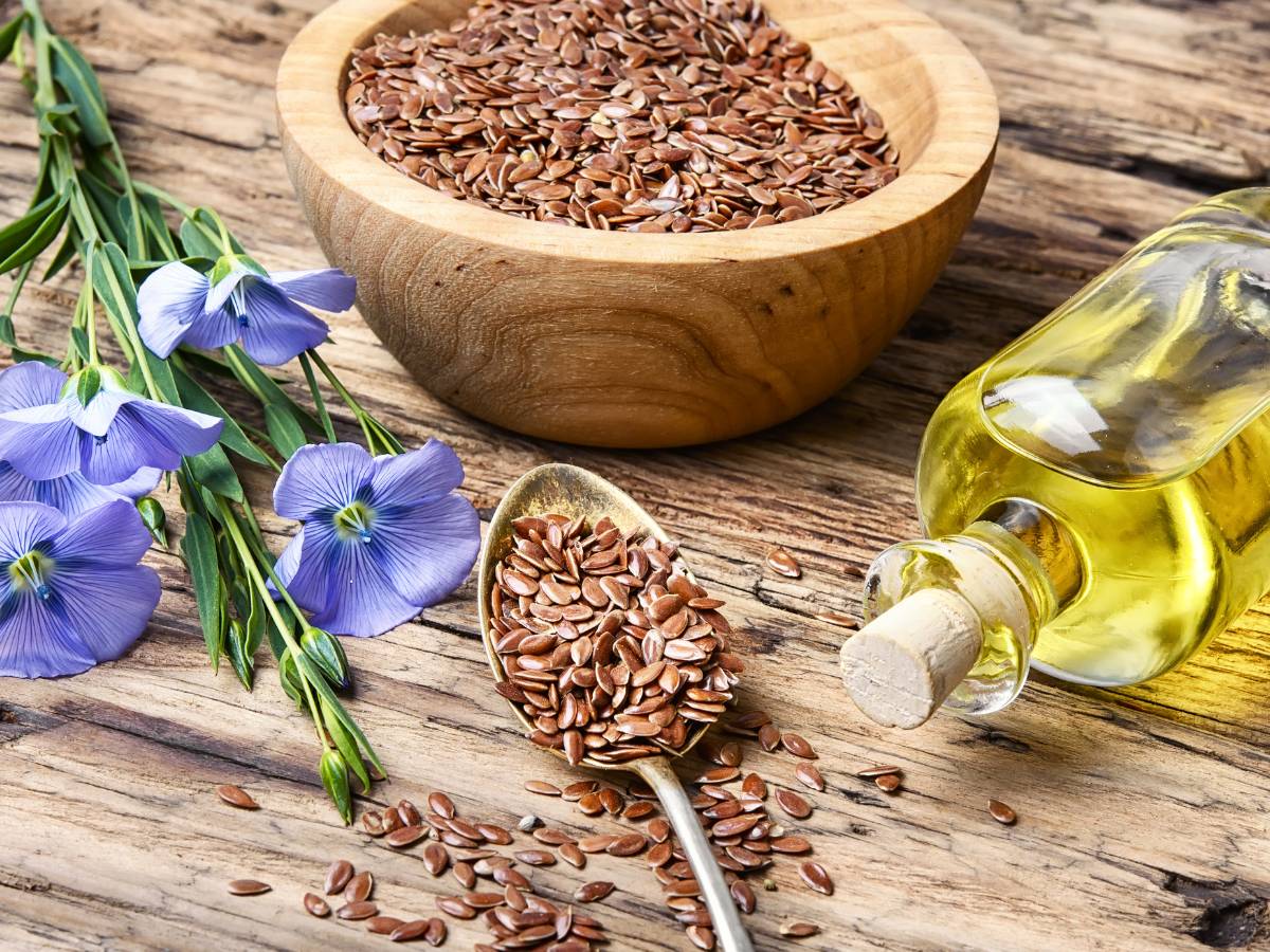 Drewniana miseczka z siemieniem lnianym.