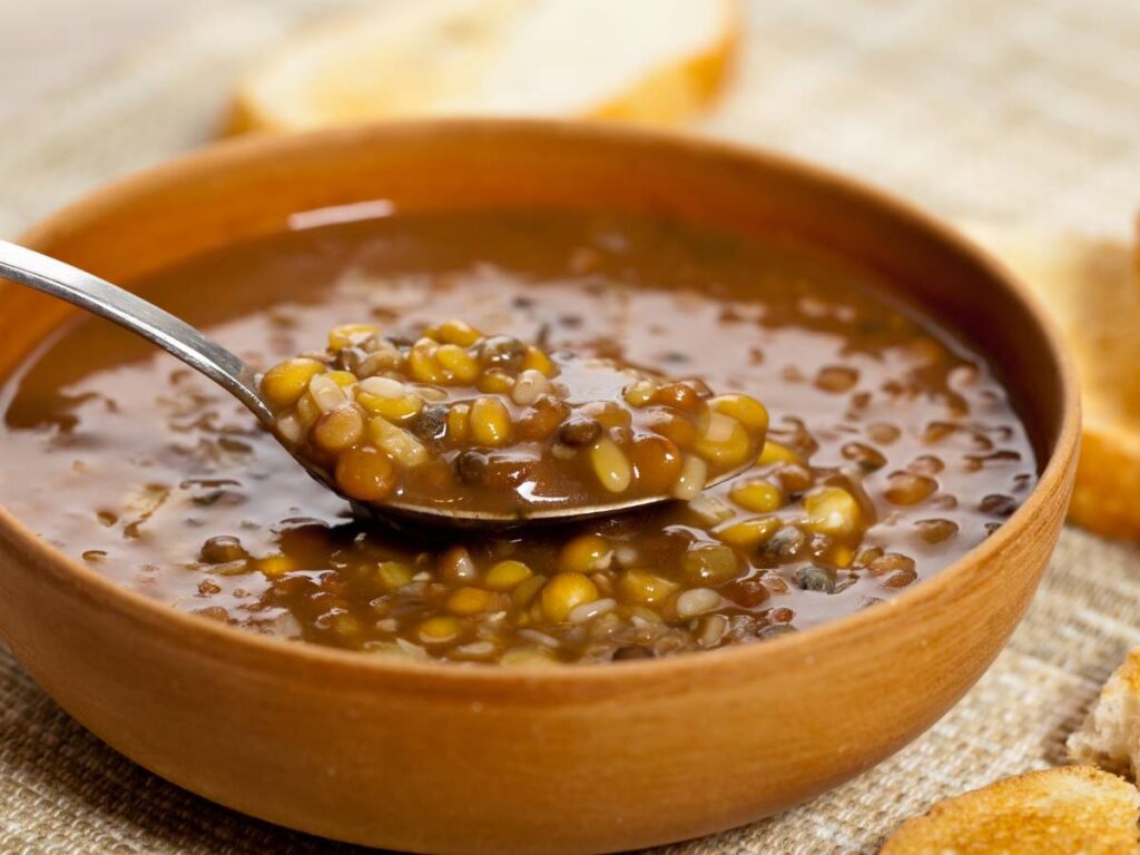 Stylowa miska z ugotowaną zpą z soczewicy.