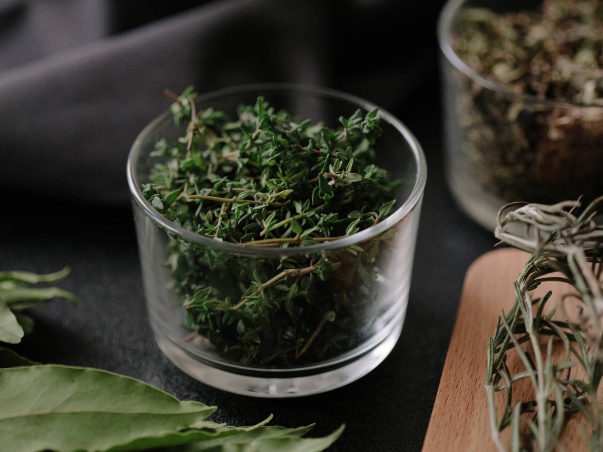 Tymianek w szklanej małej misce.