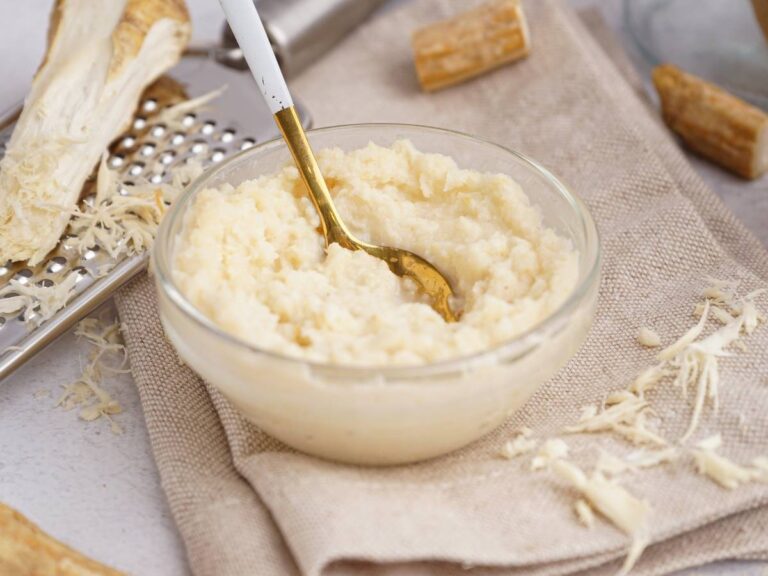 Propozycja podania sosu chrzanowego