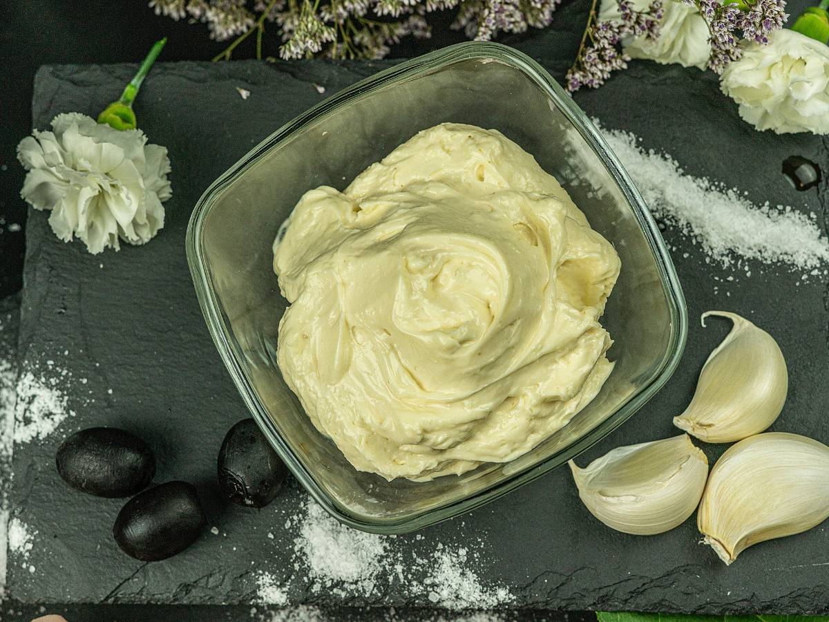 Propozycja podania sosu czosnkowego