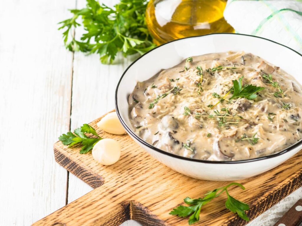 Propozycja podania sosu grzybowego