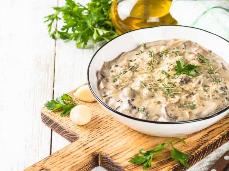 Propozycja podania sosu grzybowego