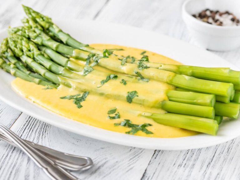 Propozycja podania sosu holenderskiego