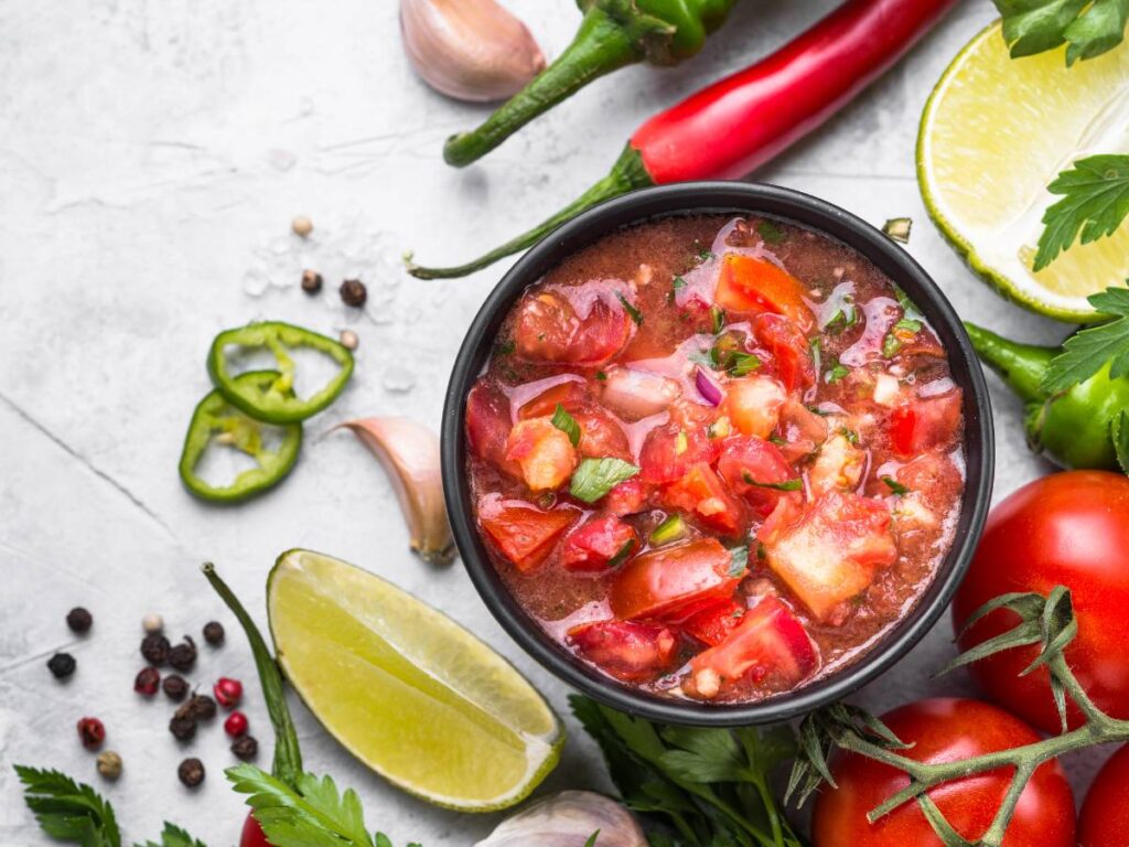 Propozycja podania sosu salsa