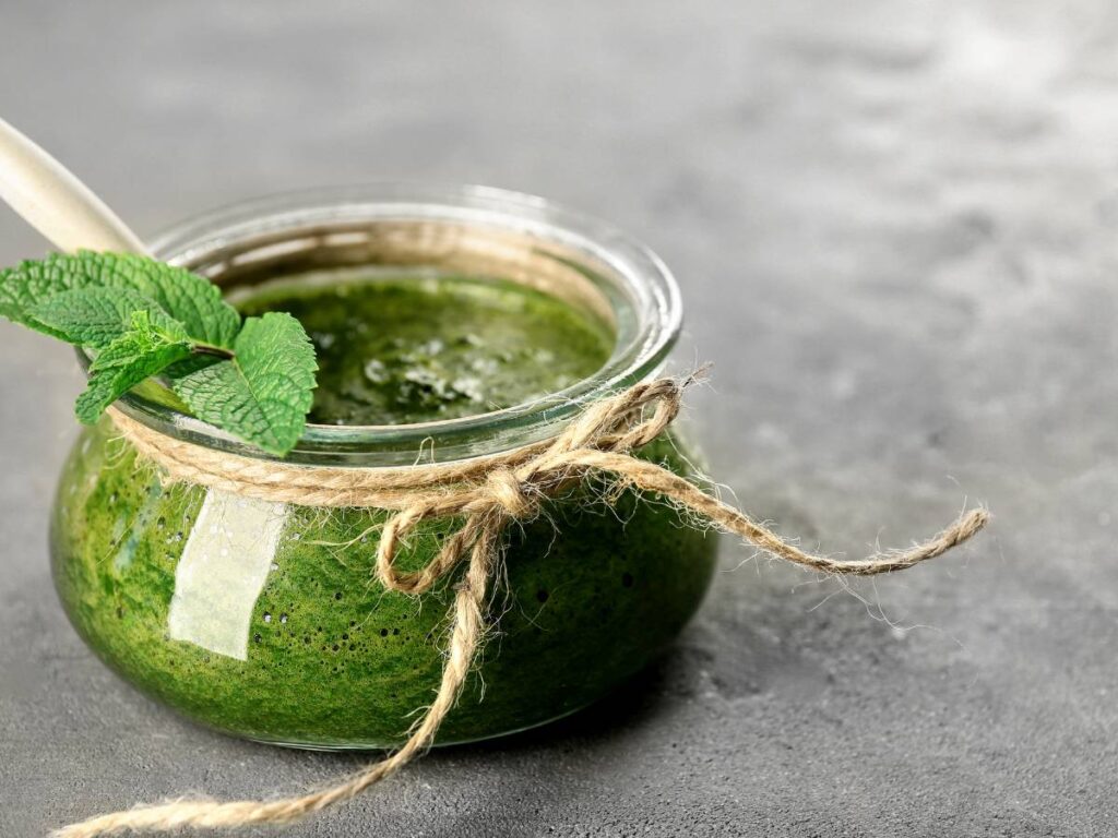 Słoiczek sosu miętowego